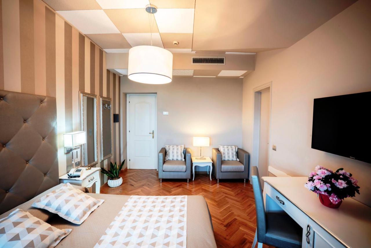 Hotel Bellevue Gardone Riviera Bagian luar foto