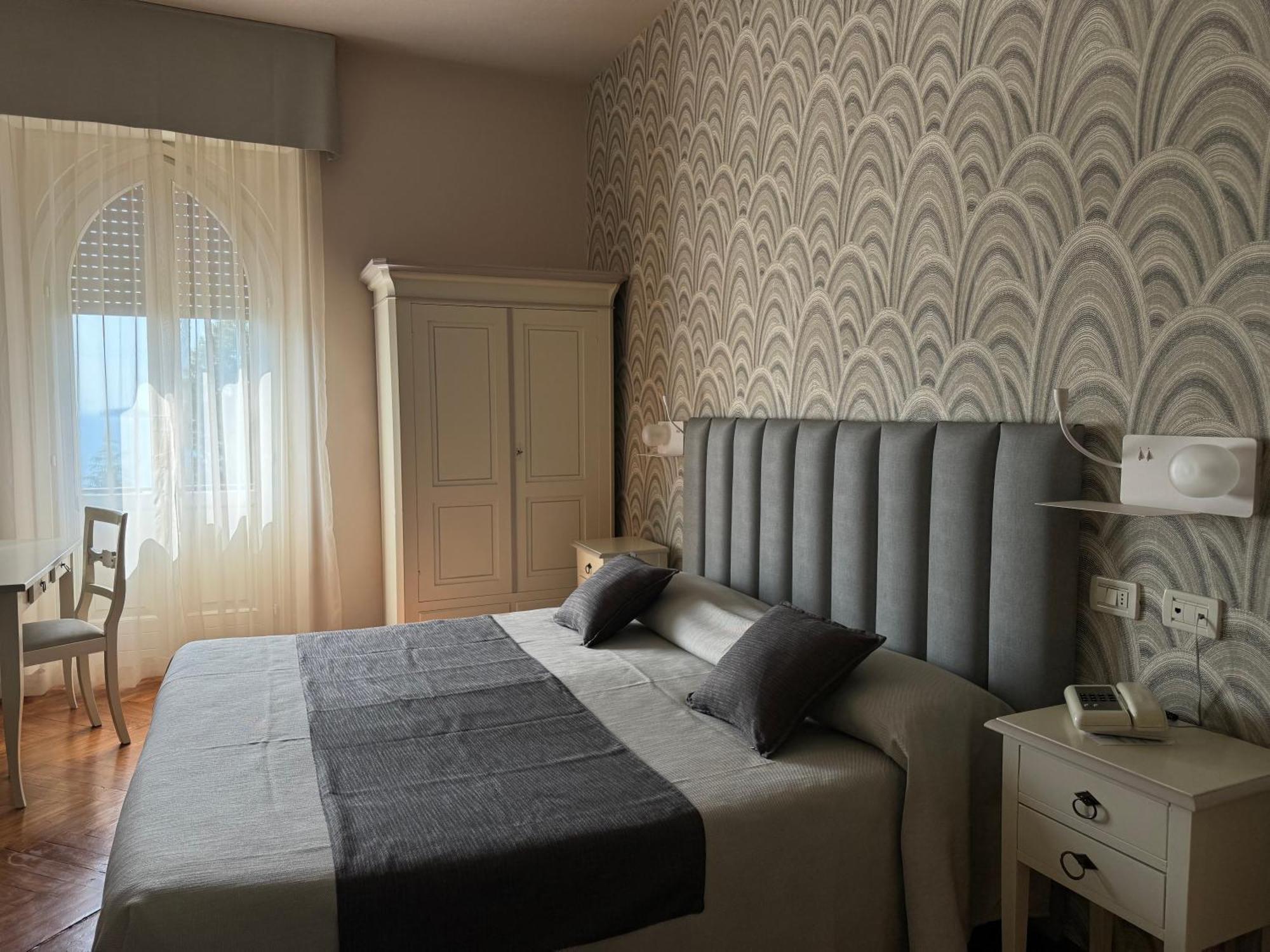 Hotel Bellevue Gardone Riviera Bagian luar foto