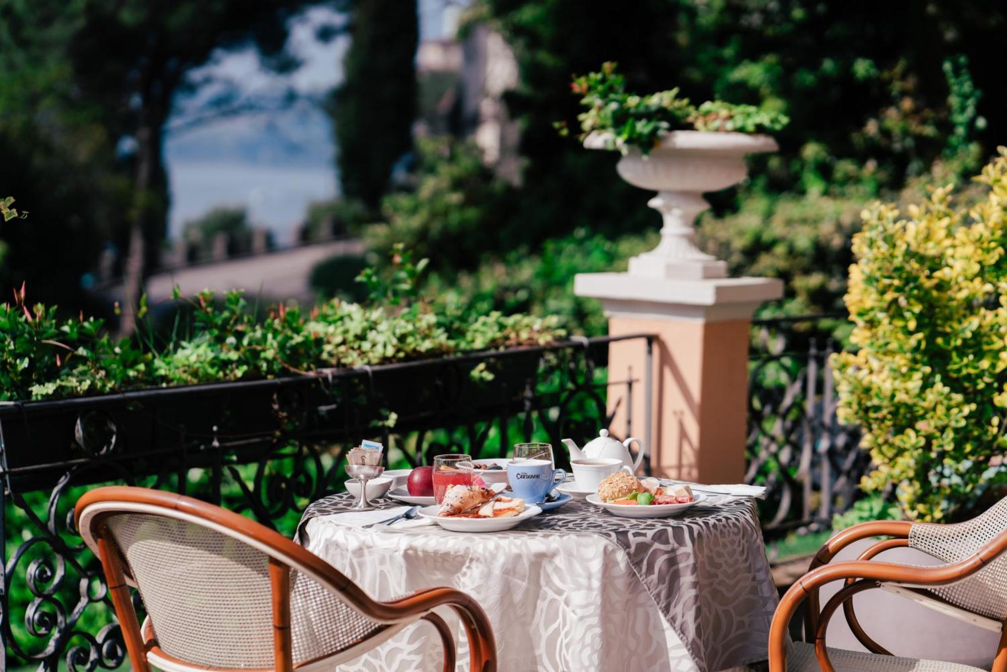 Hotel Bellevue Gardone Riviera Bagian luar foto